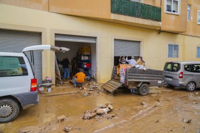 Els veïns de Riudoms van haver de netejar ahir al matí baixos i garatges. L'aigua va córrer com un riu durant la nit.