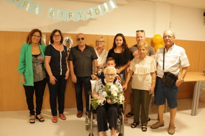 Fotografía de familia de la celebración de los 100 años de Ramona Nebot.