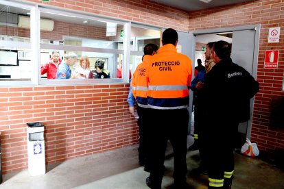 Els efectius i responsables de Bombers i de Porteccció Civil en el Centre de Comandament de Montblanc.