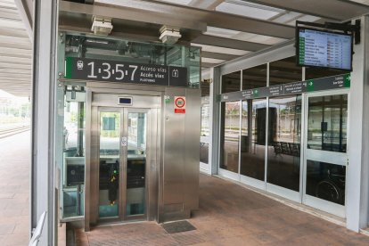 Los usuarios están obligados a utilizar las escaleras para poder coger el tren en una de estas vías.