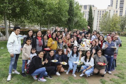 Un grupo numeroso de personas que escogieron el Parc del Francolí para pasar el día de la Mona con la familia y los amigos.