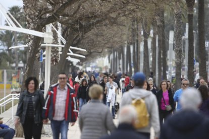 El paseo marítimo de Cambrils, ayer, en el último día de las vacaciones de Semana Santa.