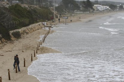 En la Llarga de Tarragona, el agua de mar llegó hasta el talud del trazado del ferrocarril.