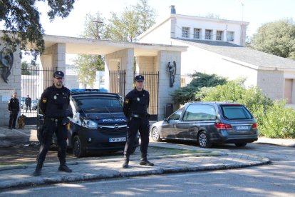 Pla general del cotxe fúnebre que transporta Francisco Franco entrant al cementiri de Mingorrubio.