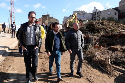 L'alcalde de l'Espluga, Josep M. Vidal; del vicepresident del Govern, Pere Aragonès; i del delegat del govern a Tarragona, Óscar Peris, en la visita a la zona afectada.