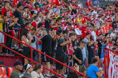 L'afició del Nàstic durant el partit contra el Llagostera.