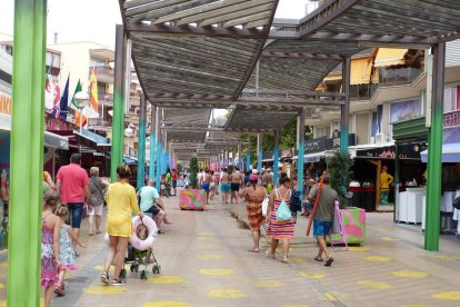 El carrer Saragossa de Salou, amb diversos comerços.