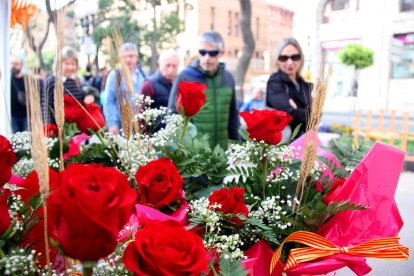 Pla mitjà d'unes roses vermelles, en una parada de la Rambla Nova de Tarragona, el dia de Sant Jordi.