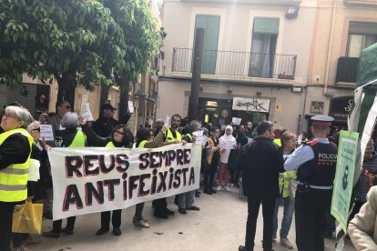 Imagen de la concentración ante la parada de Vox en Reus.