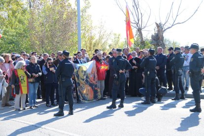 Pla general de la marxa que ha arribat a l'entrada del cementiri de Mingorrubio amb un mossèn al capdavant.