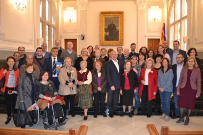 Los autores locales durante su visita al Ayuntamiento.