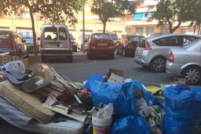 La basura ocupaba más de una plaza de parking.