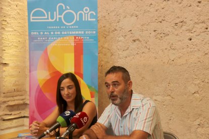 Plano medio corto de la concejala de Cultura de Sant Carles de la Ràpita, Èrika Ferraté, y el director de Eufònic, Vicent Fibla, presentando la octava edición del festival.