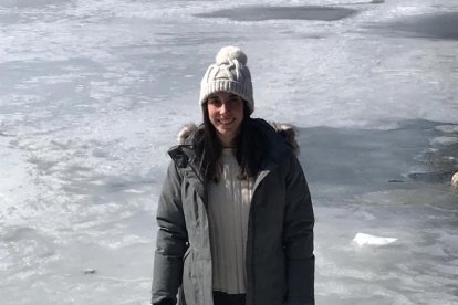 Anna Daniel, encima del hielo que cubre el lago Michigan.