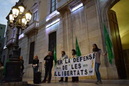 Imatge dels representants de la plataforma llegint el manifest ahir a la plaça de la Font durant la concentració