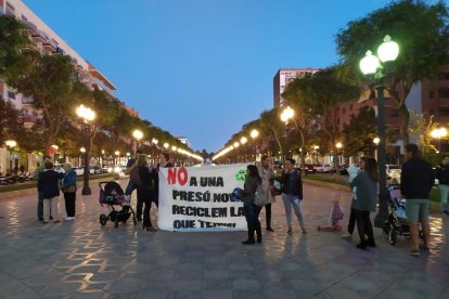 Algunos vecinos del barrio Parc Francolí en la concentración de ayer en rechazo a la construcción del Centro Penitenciario Abierto.