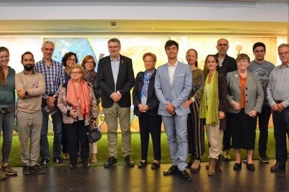 Instantánea del alcalde de Tarragona, Pau Ricomà, con miembros de las diferentes entidades que participan en la temporada teatral.