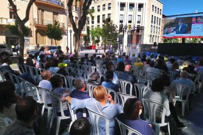 Varias personas siguiendo el juicio para el 1-O en la Rambla Nova.