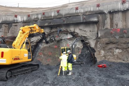 La maquinaria perforando una de las bocas del túnel del Cuello de Lilla de la A-27.