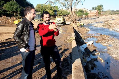 Roger Torrent, con el alcalde de l'Espluga de Francolí, Josep Maria Vidal, en una de las zonas afectadas de la localidad.