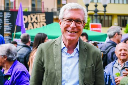 El alcalde Ballesteros, ayer por la mañana en la Rambla Nova, en un tramo con pavimento de asfalto.