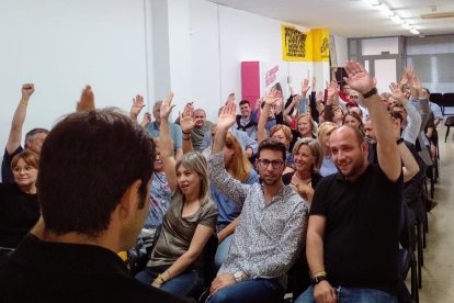 Los asociados del partido votaron ayer jueves a mano alzada durante la asamblea a la sede de la avenida Rovira i Virgili.