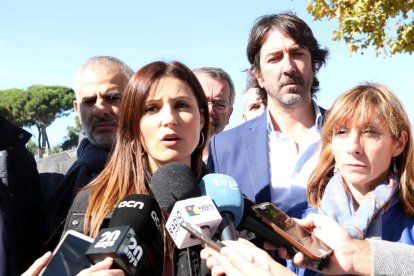 La líder de Cs, Lorena Roldán, en la atención prestada a los medios en Cambrils, ante uno de los puentes afectados por la levantada.