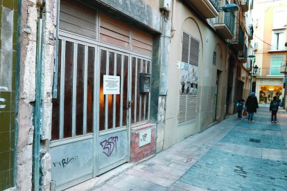 El cartel colgado en la puerta del edificio, en la calle de la Concepció.