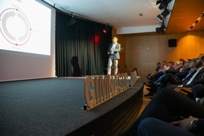 Sergi Parés, durant un moment de la seva intervenció, al Caixafòrum, davant d'una sala plena a vessar.