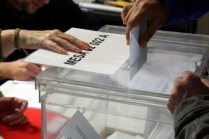 Un ciudadano deposita un voto en una urna