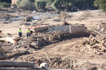 Plan|Plano medio de la masía que ha quedado arrasada por|para la crecida del Francolí, cerca del Puente Viejo de Montblanc. Foto del 25 de octubre del 2019 (Horizontal).