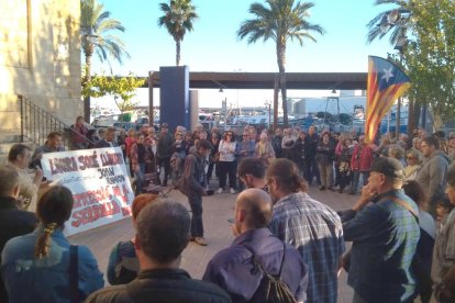 La concentración se ha hecho ante|delante de la iglesia de Sant pere al Serrallo.