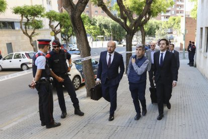 Àngel Cunillera, llegando a la Audiencia el pasado 13 de mayo, con su abogado, Víctor Mercedes.