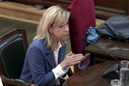 La expresidenta de la AMI y alcaldesa de Vilanova i la Geltrú, Neus Lloveras, declarando como testigo en el Tribunal Supremo.