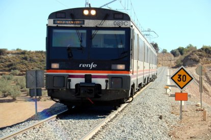 Un convoy de la R12 circulando por el terraplén donde se han hecho obras entre Tàrrega y Cervera.