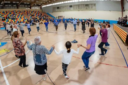 El 30º Aplec de Sardanes reunió en Roda bailadores de diferentes lugares del territorio.