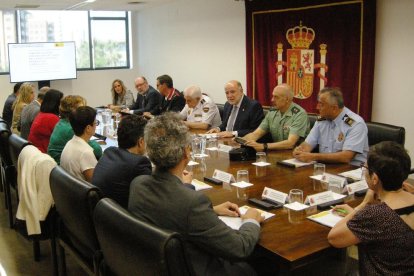 La reunión del subdelegado del gobierno español en Tarragona, Joan Sabaté, con representantes de las instituciones y entidades participantes en el circuito de actuación contra el tráfico de personas.