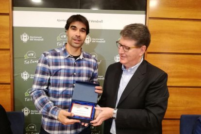 El presidente de la FCECS entrega una placa al concejal de Deportes.