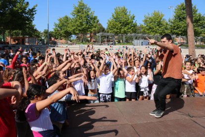 Durante la celebración en el Parc del Pinaret los alumnos participaron en un taller de danza urbana.