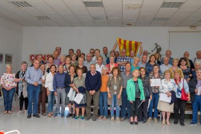 Fotografía de la familia de la clausura del curso de las Aules Universitàries per a la Gent Gran de Constantí.