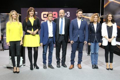 Los candidatos al 28-A Cayetana Álvarez de Toledo (PPC), Laura Borràs (JxCat), Jaume Asens (ECP), Gabriel Rufián (ERC), Meritxell Batet (PSC), e Inés Arrimadas (Cs), con el director de TV3, Vicent Sanchis, en medio.