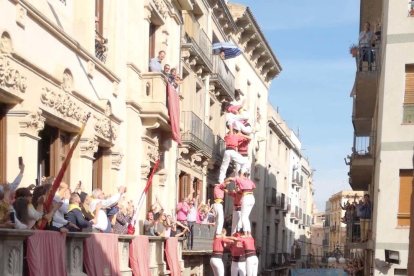 El 3 de 9 carregat per la Vella de Valls durant la diada de Santa Úrsula