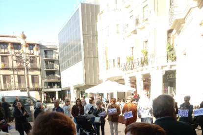 Protestas de vecinos en el exterior del Ayuntamiento, el viernes.