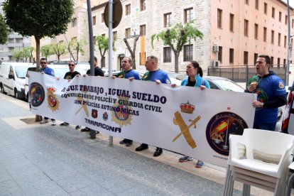 Pla general d'un grup de policies i membres de la Jusapol en la protesta davant la seu del PSC de Tarragona per reclamar l'equiparació salarial dels agents de la policia espanyola. Imatge del 25 d'abril del 2019 (Horitzontal).