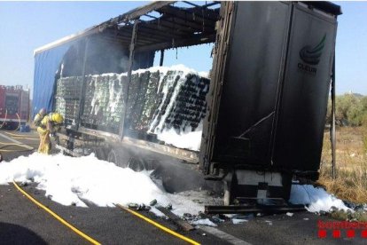 Imagen del camión incendiado en Ulldecona.