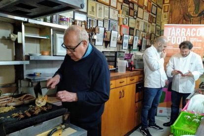 Eduard Boada se ha vuelto a poner detrás de las planchas durante la presentación de la ruta gastronómica.