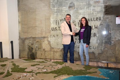 Pau Ricomà y Carla Aguilar en la Antiga Audiència haciendo evidente el pacto de gobierno.