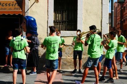 La Sargidora ha visitat els comercos del barri acompanyada de .a Xaranga Guirigalls.