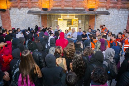 Imatge dels manifestants davant els membres del rectorat el passat dijous 17 d'octubre.