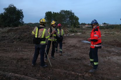 Pla general dels Bombers buscant els desapareguts a la zona on s'ha localitzat un cos el 27 d'octubre del 2019 (horitzontal)